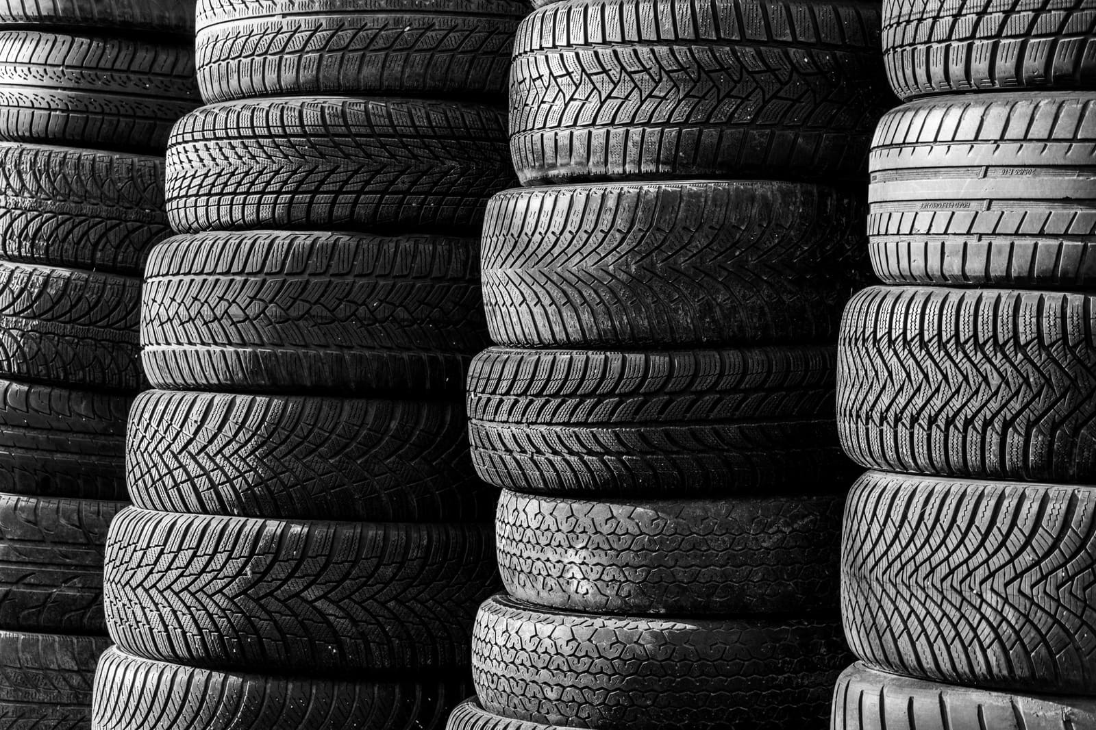 Stapels autobanden naast elkaar in een bandenopslag