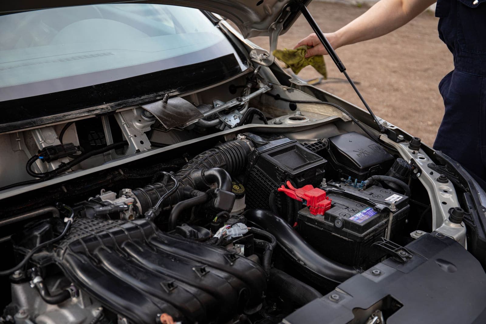 Open motorkap van een auto met de accu in de motorruimte
