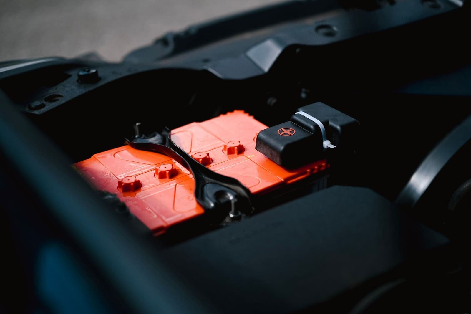 Rode auto-accu op zijn plaats in de motorruimte