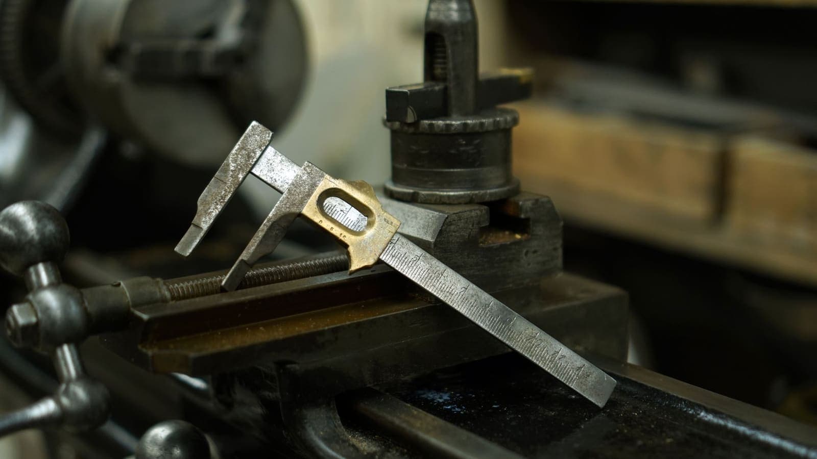Schuifmaat waarmee een metalen onderdeel wordt opgemeten